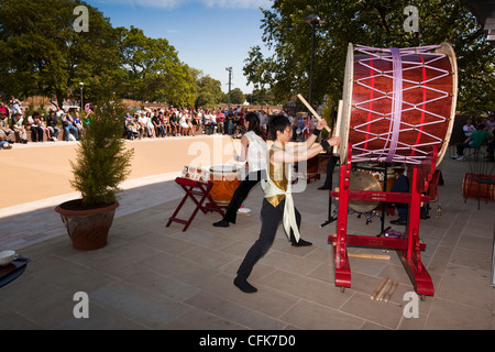 Warwickshire, Stratford on Avon, japanische Trommler vor Royal Shakespeare Company Theatre Stockfoto