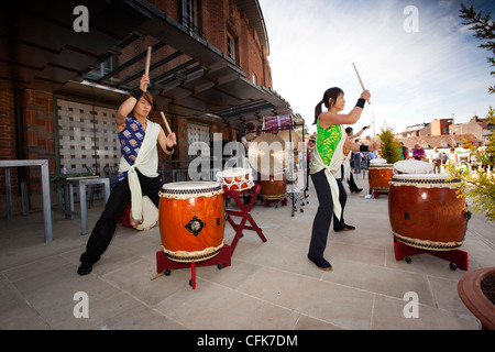 Warwickshire, Stratford on Avon, japanische Trommler vor Royal Shakespeare Company Theatre Stockfoto