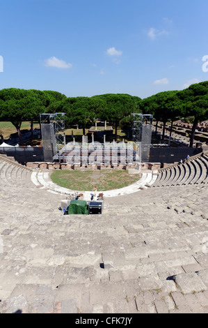 Ostia Antica. Lazio Rom. Italien. Aussicht von der Spitze des restaurierten römischen Theaters von Agrippa im späten ersten Jahrhundert n. Chr. erbaut und Stockfoto