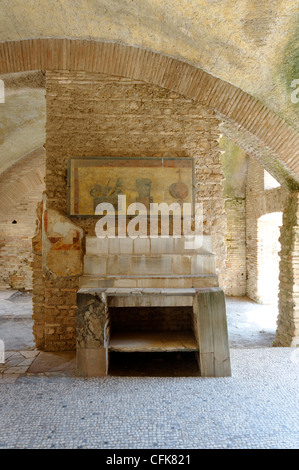 Ostia Antica. Lazio Rom. Italien. Blick in Zimmer 6 von der faszinierenden Thermopolium wurde eine alte Taverne oder Snack-Bar zu verkaufen Stockfoto