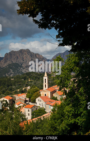 Ansicht eines Bergdorfes in Korsika. (Dorf Evisa) Stockfoto