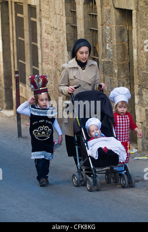 Ultra-orthodoxen Familie während Purim in Mea Shearim Jerusalem Stockfoto