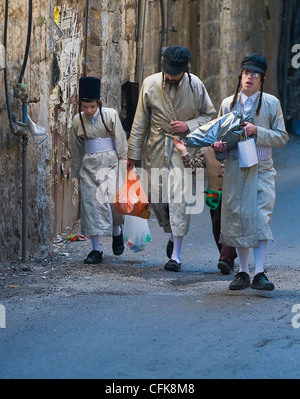 Ultra-orthodoxen Familie während Purim in Mea Shearim Jerusalem Stockfoto