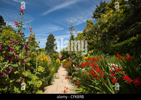 Warwickshire, Stratford on Avon, Old Town, Halls Croft, krautigen Blumenrabatten im Sommergarten Stockfoto