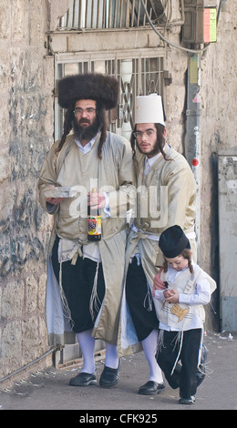 Ultra-orthodoxen Familie während Purim in Mea Shearim Jerusalem Stockfoto