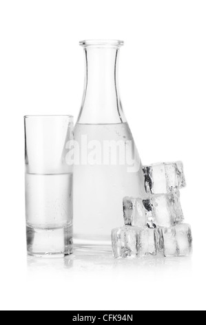 Dekanter und Glas eisgekühlten Wodka mit Eiswürfeln auf weißem Hintergrund Stockfoto