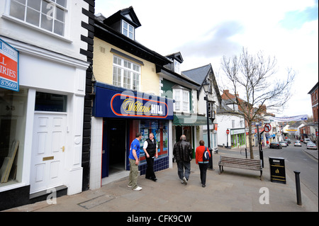 Allgemeine Straßenansicht der Ross-on-Wye mit einer Niederlassung der Buchmacher William Hill UK Stockfoto