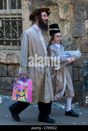 Ultra-orthodoxen Familie während Purim in Mea Shearim Jerusalem Stockfoto