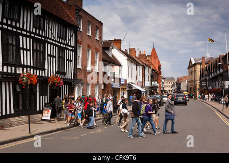 Warwickshire, Stratford on Avon, Chapel Street, Gruppe von ausländischen Schülern über Straße, neues Haus Stockfoto