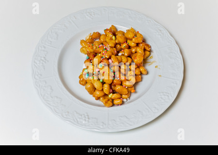 Struffoli oder Strufoli, Italien, traditionellen Karneval und Weihnachten süße Krapfen mit Honig, Dessert. Stockfoto