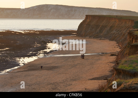 Menschen flanieren an Brooke Beach in der Nähe von Hannover Point, Süd-West-Küste, Isle Of Wight Stockfoto