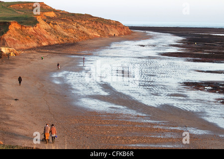 Menschen flanieren an Brooke Beach in der Nähe von Hannover Point, Süd-West-Küste, Isle Of Wight Stockfoto