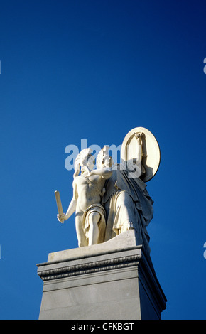 Eines der Marmorstatuen an Schlossbrücke in Berlin. Stockfoto