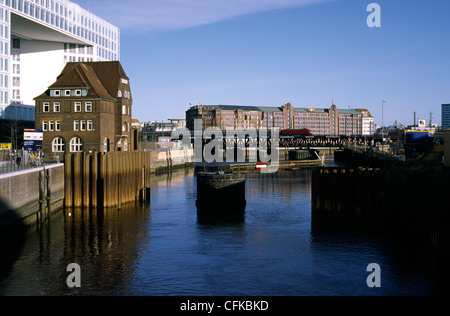 Ericusspitze mit neuen Hauptsitz Gebäude von Der SPIEGEL (links), Oberhafenbrücke und Dole Fruchthof in Hamburg. Stockfoto