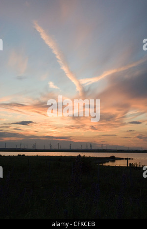 Sonnenuntergang über entfernte Windpark Stockfoto