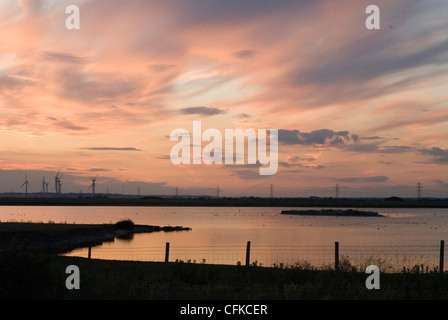 Sonnenuntergang über entfernte Windpark Stockfoto