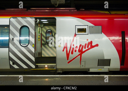 London Euston Bahnhof Virgin Rail Bahn Erste Klasse Schlitten an Plattform bereit, den Fluggästen zu öffnen Tür stationären laden Stockfoto