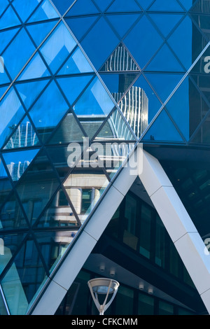 Stadt von London, Detailbild mit Reflexionen in The Gherkin oder Swiss Re Wolkenkratzer Gebäude Stockfoto