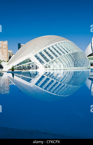 Valencia, Ciudad de Las Artes y Las Ciencias, Stadt der Künste & Wissenschaften, L'Hemisferic IMAX-Großbild-Kino mit Reflexion Stockfoto