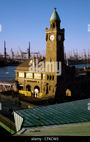 Pegelturm (Gauge Turm) von Sankt Pauli Landungsbrücken im Hamburger Hafen. Stockfoto