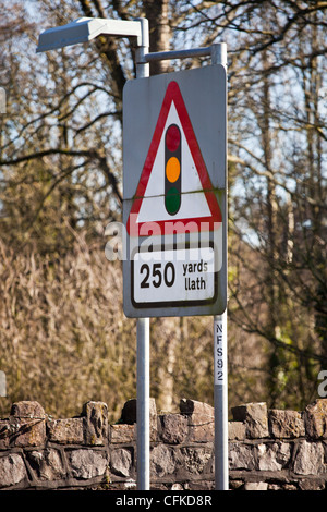 Straßenverkehr unterschreiben Warnung vor Ampeln 250yds voraus. Stockfoto