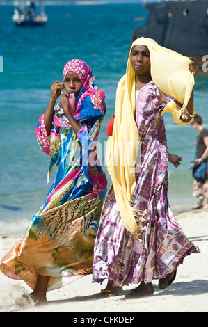 Swahili-Frauen in traditioneller Kleidung zu Fuß am Strand in Stone Town Sansibar Tansania Stockfoto