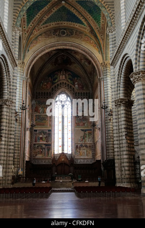 Orvieto. Umbrien. Italien. Blick auf den Chorraum und Apsis aus der Kathedralen elegantes Interieur besteht aus Mittelschiff und Stockfoto