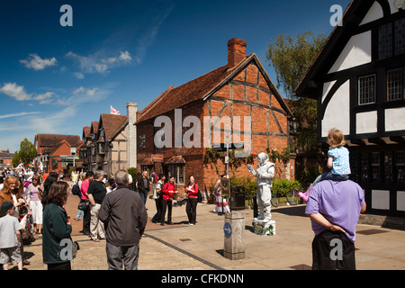 Warwickshire, Stratford on Avon, Henley Street, Shakespeares Geburtshaus, Menschenmenge beobachten Ghost street entertainer Stockfoto