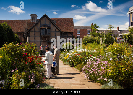 Warwickshire, Stratford on Avon, Henley Street, Shakespeares Geburtshaus Besucher betrachten Blumen im Garten Stockfoto