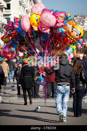 Ein Mann verkauft Luftballons bei Aristoteles Platz, Thessaloniki, Makedonien, Griechenland Stockfoto