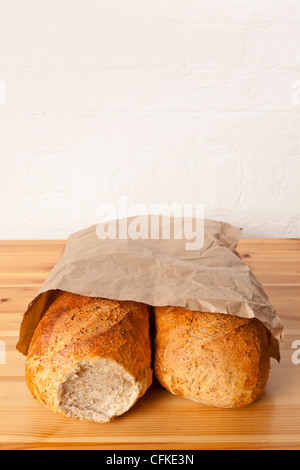 Zwei Brote braun Vollkornbrot in eine Papiertüte eingewickelt Stockfoto