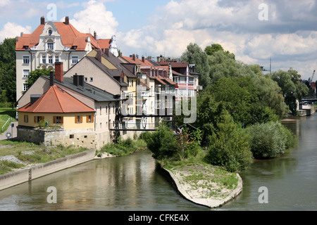 Eine alte Wassermühle an der Donau bei Regensburg, Germany, von der alten steinernen Brücke aus gesehen Stockfoto