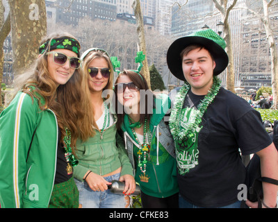 Junge Erwachsene genießen 2012 St. Patricks Day, NYC Stockfoto
