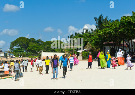 Menschen zu Fuß am Strand entlang in Stone Town Sansibar Tansania Stockfoto