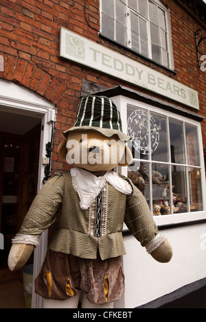 Warwickshire, Stratford on Avon, Sheep Street, gigantische Teddybär in Shakespeare Kostüm vor Laden Stockfoto