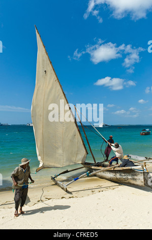 Fischer bereiten ihre "Ngalawa" der traditionellen Doppel-Auslegerboote für eine Regatta in Stone Town Sansibar Tansania Stockfoto