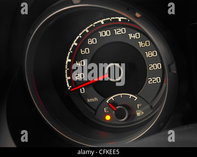 Nahaufnahme von einem modernen Auto Armaturenbrett Tacho Stockfoto