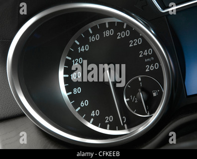 Nahaufnahme von einem modernen Auto Armaturenbrett Tacho Stockfoto
