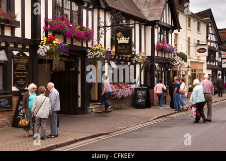 Warwickshire, Stratford on Avon, Sheep Street, Blumen Blumenampeln außerhalb Rose &amp; Crown Gastwirtschaft Stockfoto