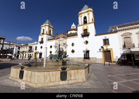 Plaza de Socorro eine große offene Plaza im Zentrum von Ronda mit der Pfarrei Kirche Socorro, Andalusien, Spanien. Stockfoto