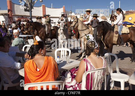 Pferde, Reiter und einheimischen gekleidet in traditionellen Kostümen in Fuengirola Fair Andalusien Spanien Stockfoto