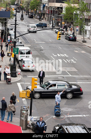 Ein Mann versucht, ein Taxi an der Lexington Avenue in New York City Hagel. Stockfoto