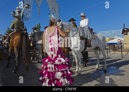 Fahrer und einheimische gekleidet in traditionellen Kostümen in Fuengirola Fair Andalusien Spanien Stockfoto