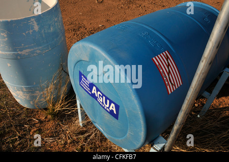 Eine Wasserstation durch Humane Grenzen liefert Wasser für papierlose Überquerung der Sonoran Wüste, Arizona, USA. Stockfoto