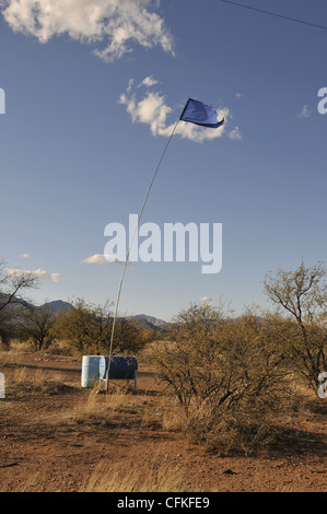 Eine Wasserstation durch Humane Grenzen liefert Wasser für papierlose Überquerung der Sonoran Wüste, Arizona, USA. Stockfoto