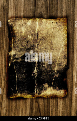 dunkle Altpapier auf Holzbrett Stockfoto