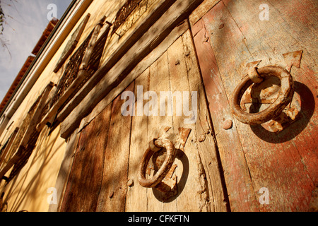 Vintage Holztüren mit kreisförmigen Türgriffe in gehobenen Nachbarschaft Santana Row, Kalifornien. Stockfoto