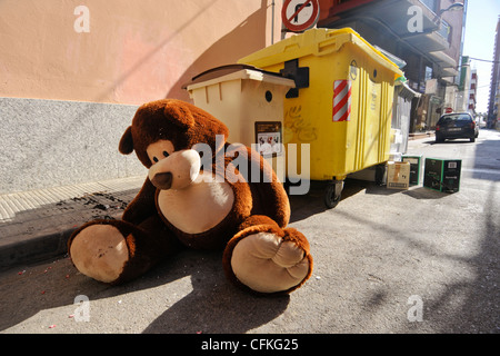 Ein ausgestopfter Bär geworfen, in den Papierkorb an der Costa Brava. Stockfoto