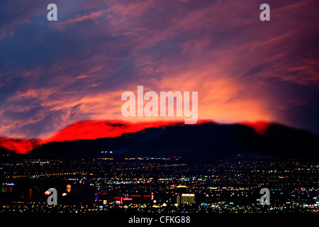 Las Vegas-Stadt-Landschaft mit schweren Wolken durch die Nacht Stockfoto