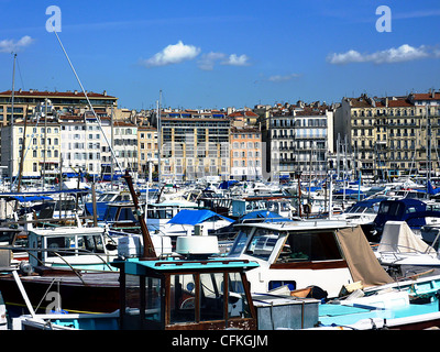 Viele Boote und Gebäude am alten Hafen von Marseille, Frankreich, vom schönen Wetter Stockfoto